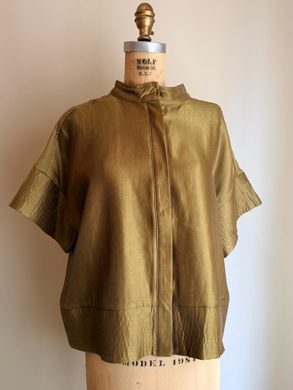 glam Short-Sleeve Stand Collar Blouse in on trend Olive green